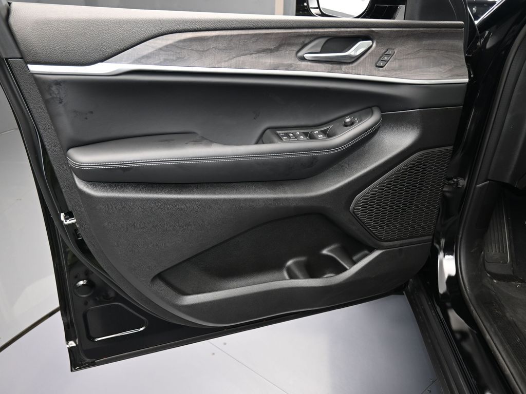 New 2025 Diamond Black Crystal Pearlcoat Jeep Limited image 12