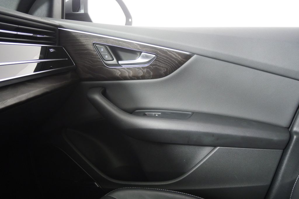 Thumbnail: 2021 Audi Q8 - 29