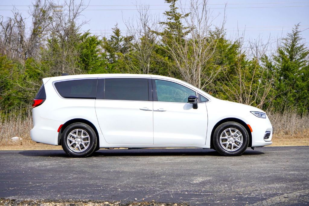 Used Car 2025 Chrysler Pacifica  Select For Sale Under $30,000 In Taylor, Texas