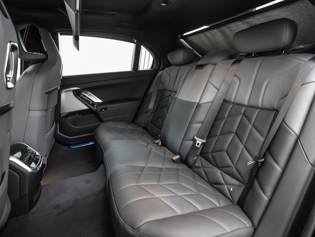 2025 BMW 7 Series 750e xDrive 21