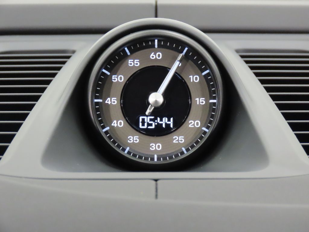 Thumbnail: 2026 Porsche Macan - 27