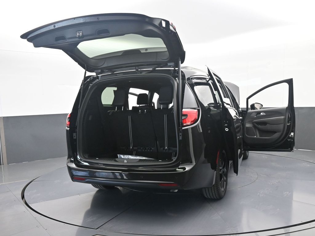 New 2026 Diamond Black Crystal Pearlcoat Chrysler Select image 74