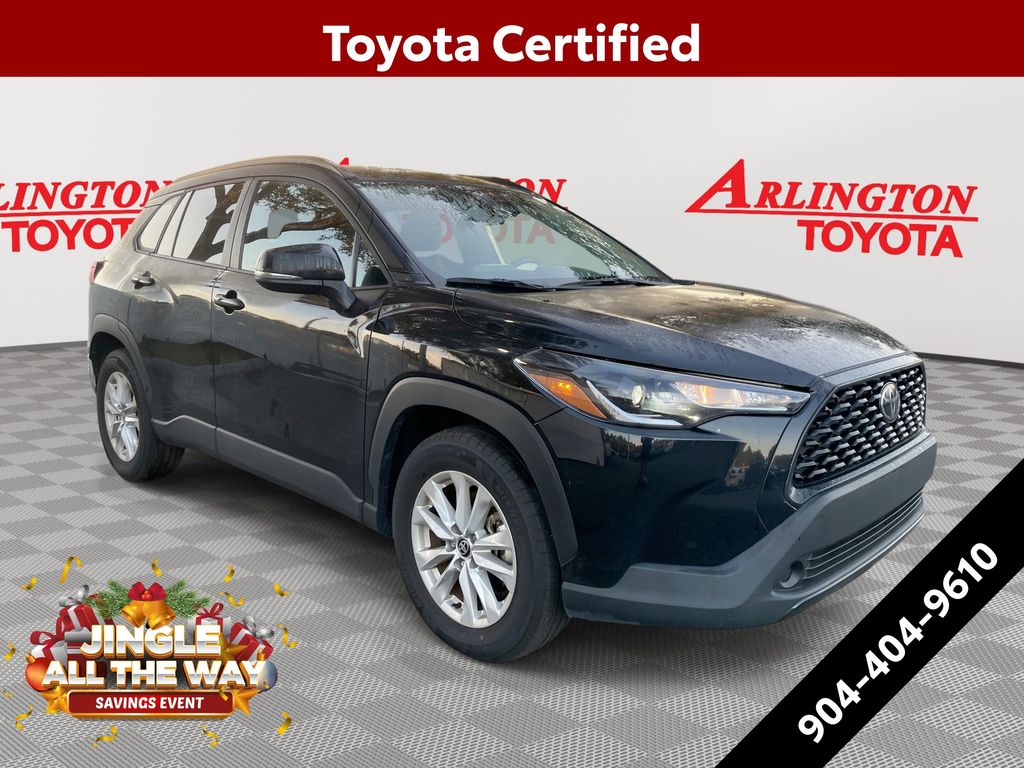 2024 Toyota Corolla Cross LE's photo