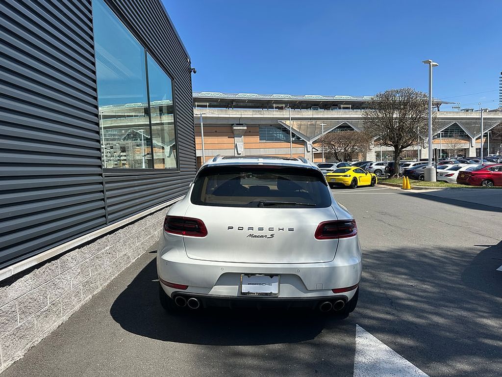 Thumbnail: 2016 Porsche Macan - 3