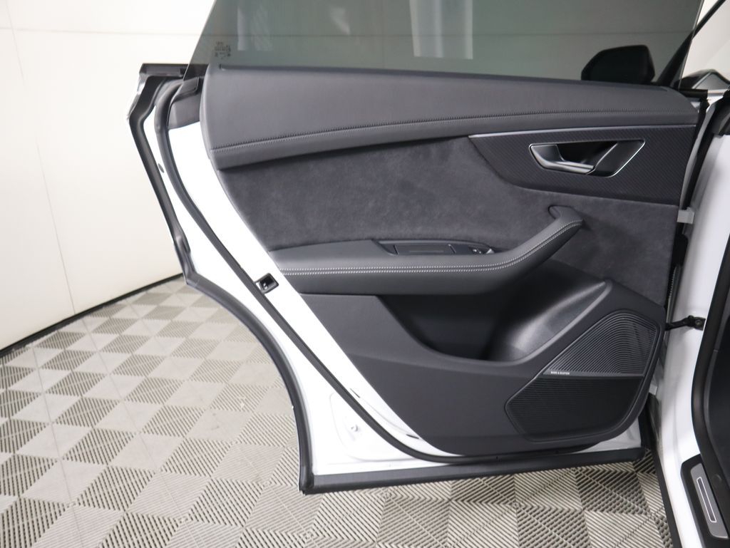 Thumbnail: 2025 Audi RS Q8 - 27