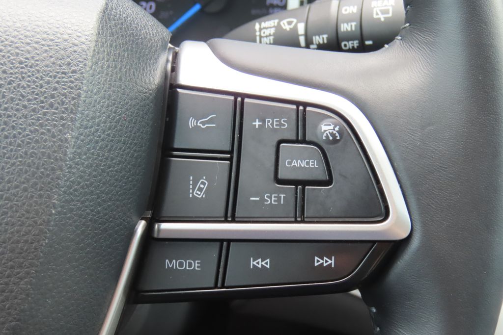 Thumbnail: 2023 Toyota Highlander - 12