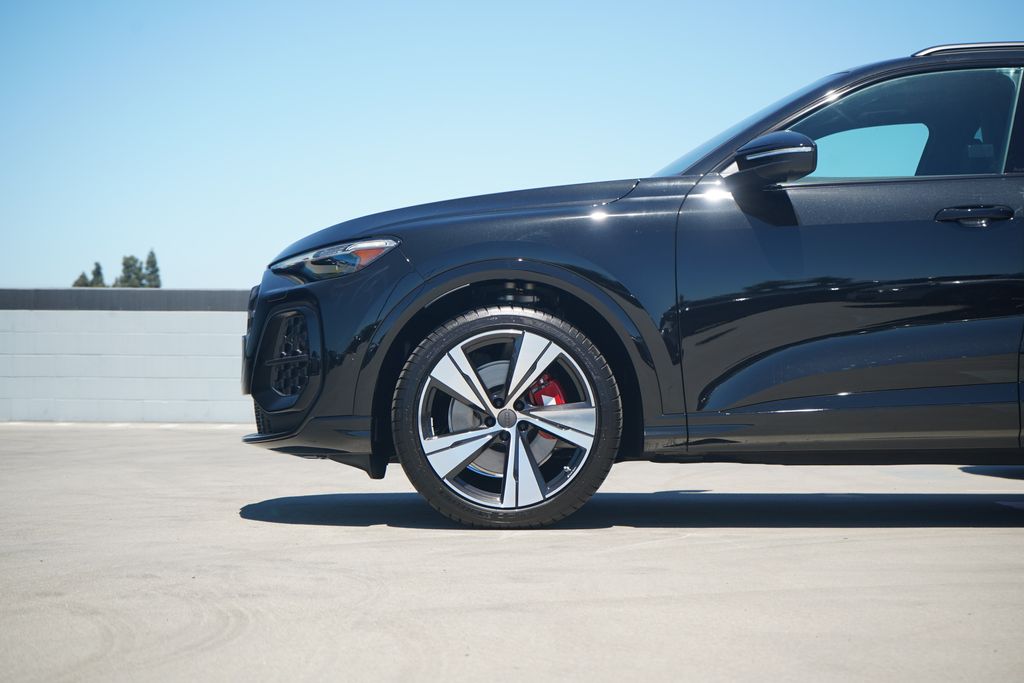 Thumbnail: 2026 Audi SQ5 - 3