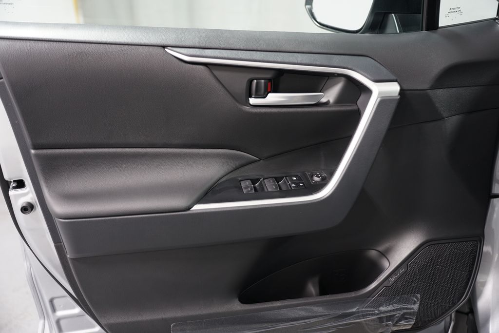 2025 Toyota RAV4 XLE 30