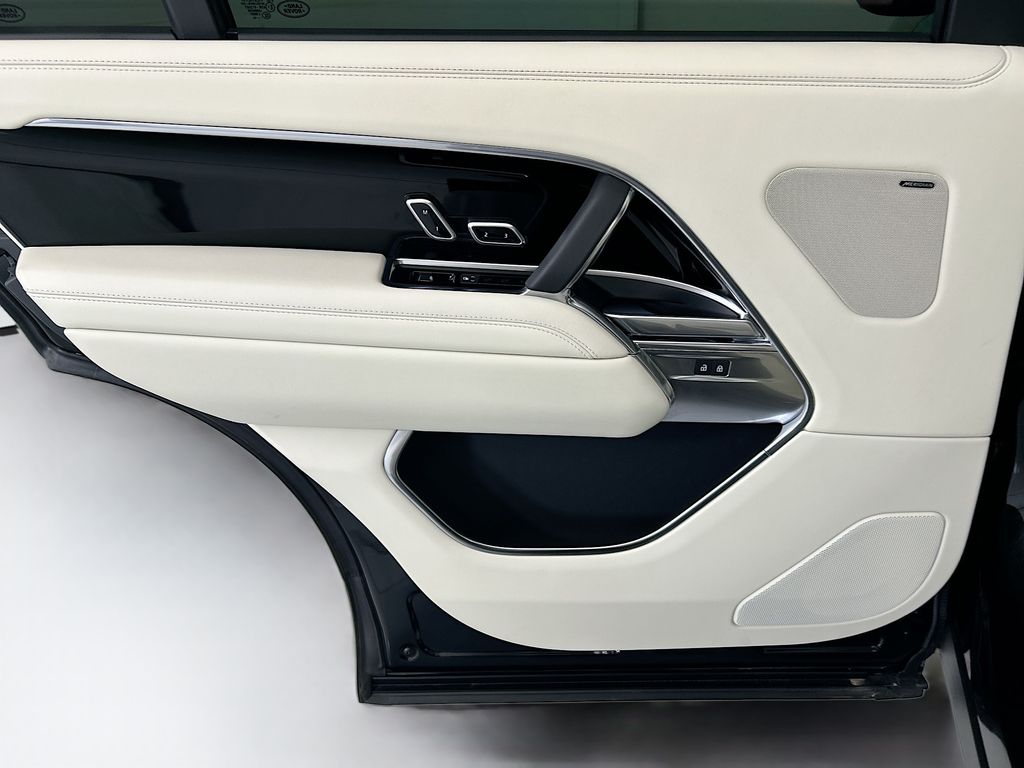 Used 2025  Land Rover SE image 25