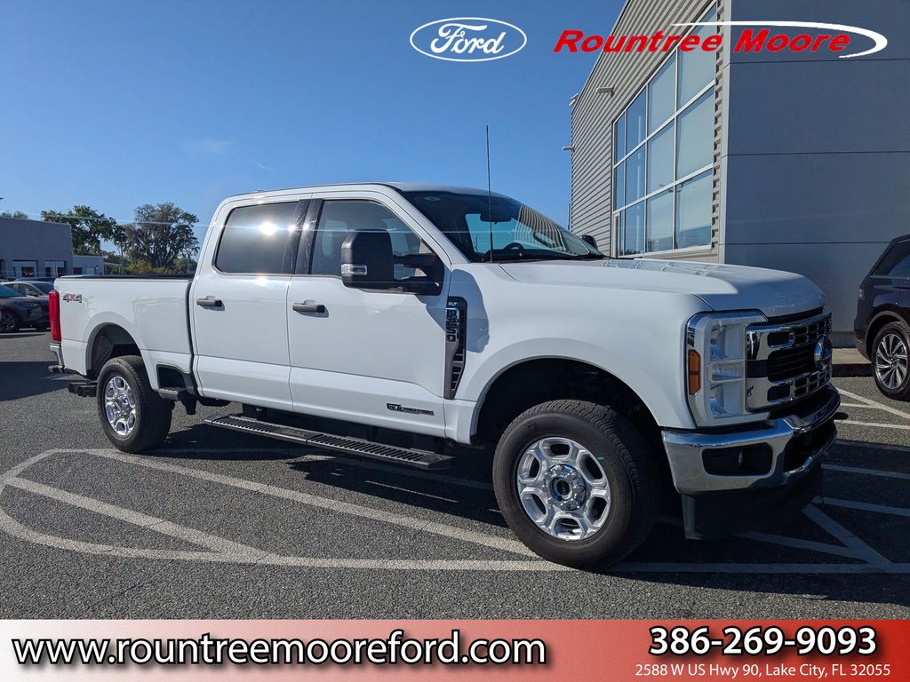 Oxford White 2026 Ford F-250 Super Duty XLT Crew Cab 4WD Pickup Truck Four-Wheel Drive Automatic