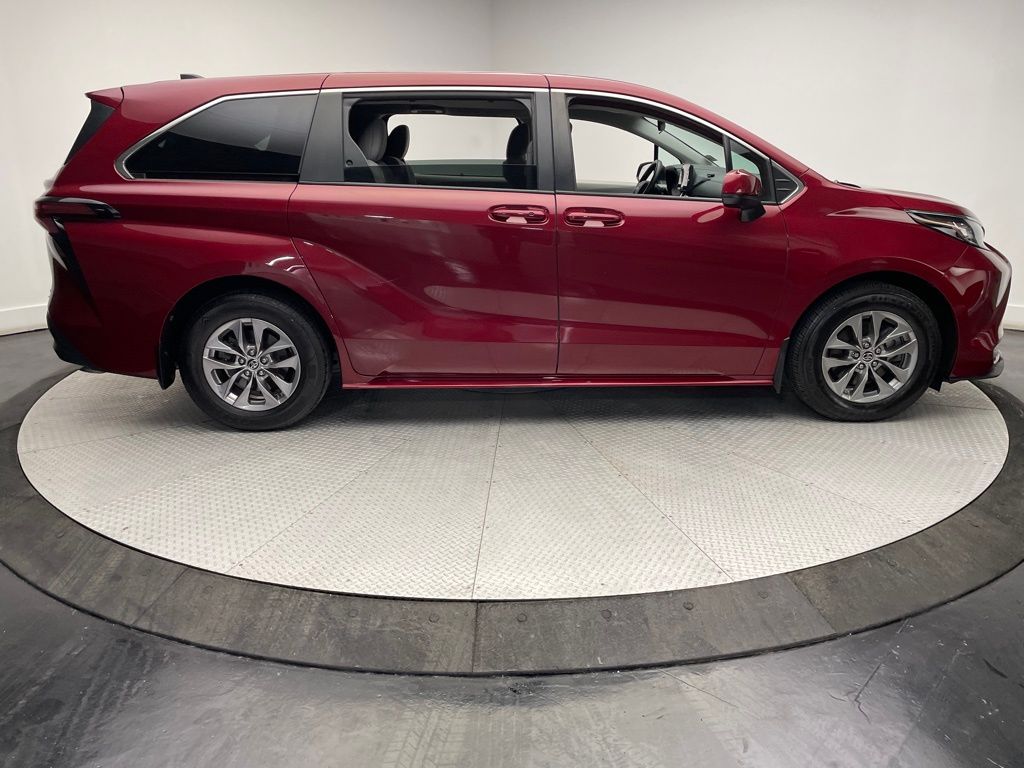 2021 Toyota Sienna LE 4