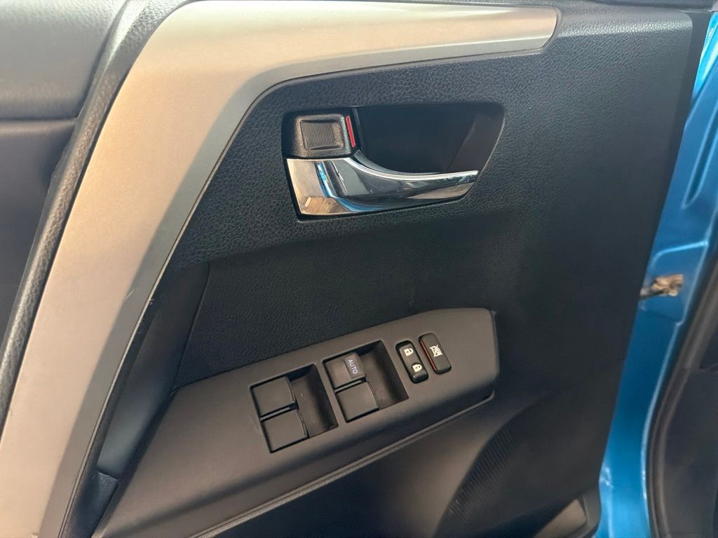 Thumbnail: 2018 Toyota RAV4 - 26