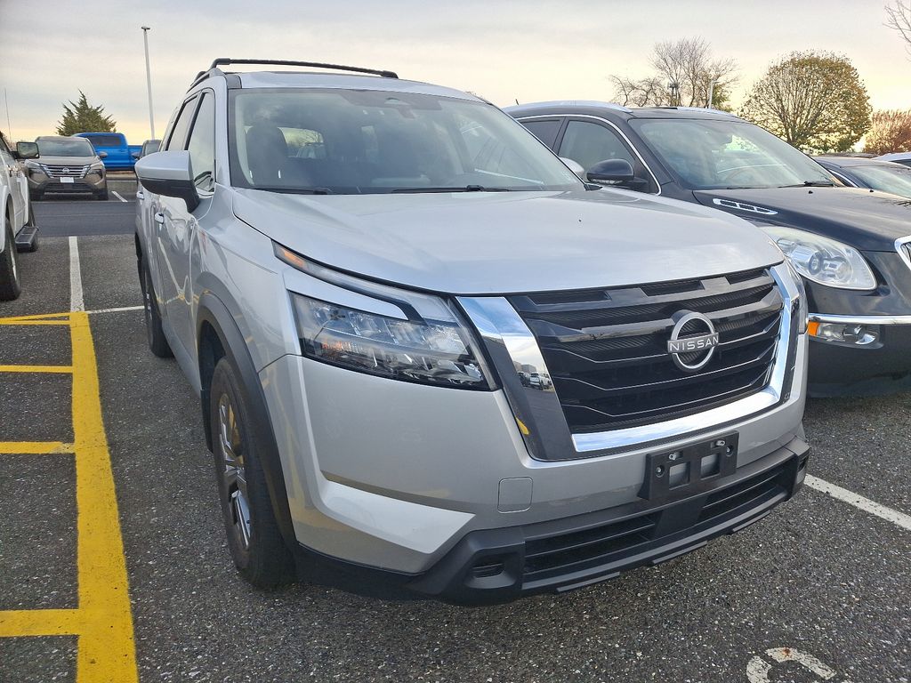 2023 Nissan Pathfinder SV 3