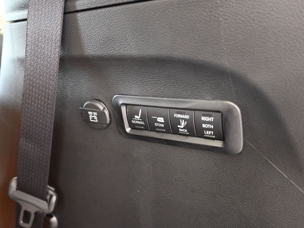 New 2026 Bright White Clearcoat Chrysler Pinnacle image 46