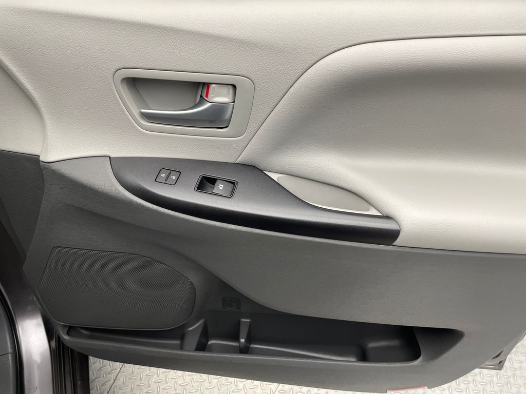 Thumbnail: 2017 Toyota Sienna - 15