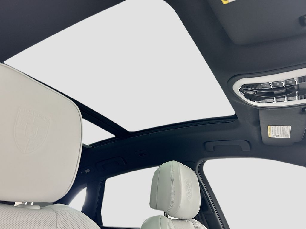 Thumbnail: 2026 Porsche Macan - 21