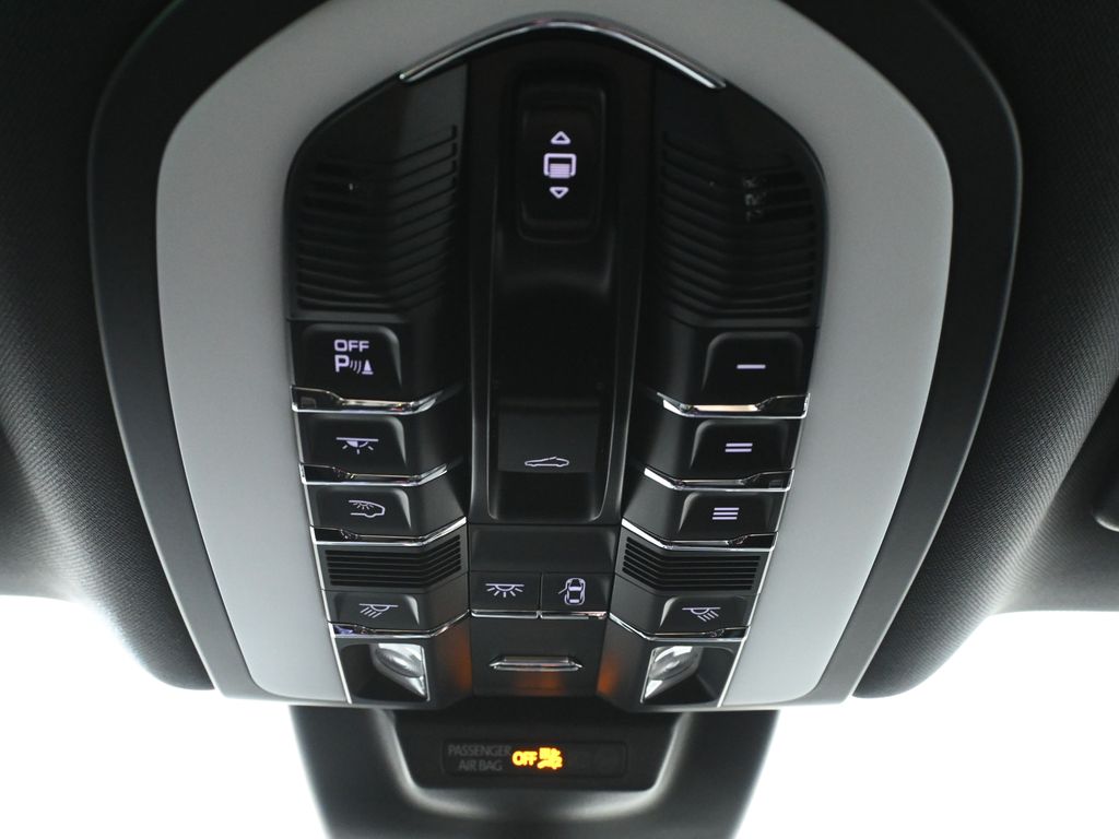 Thumbnail: 2025 Porsche Macan - 21