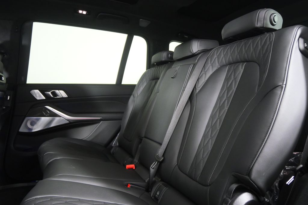 Thumbnail: 2027 BMW X7 - 16