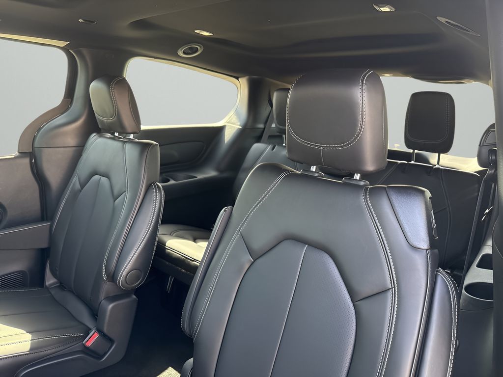 2025 Chrysler Pacifica Select - Photo 38