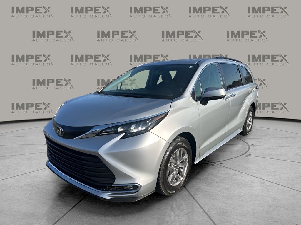 2024 Toyota Sienna XLE's photo