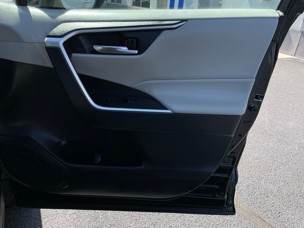 2024 Toyota RAV4 XLE 28