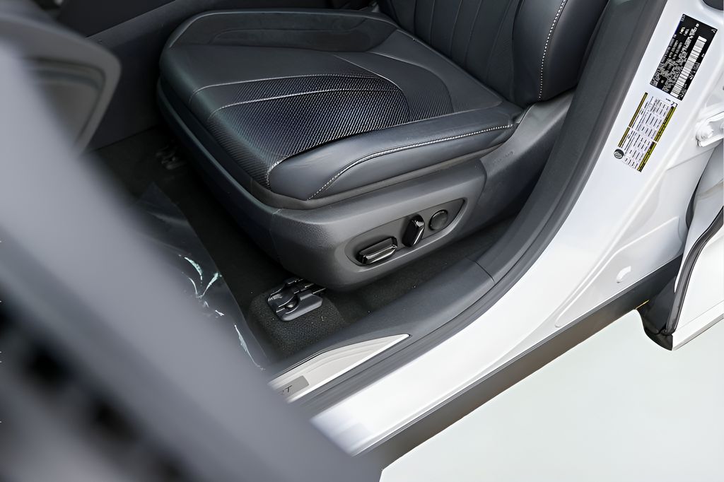 Used 2024 White Lexus 500h F SPORT Performance image 11