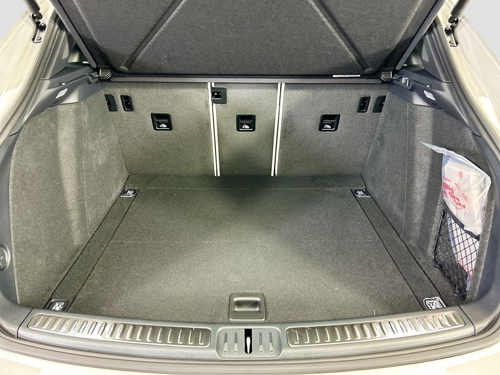 Thumbnail: 2026 Porsche Macan - 29