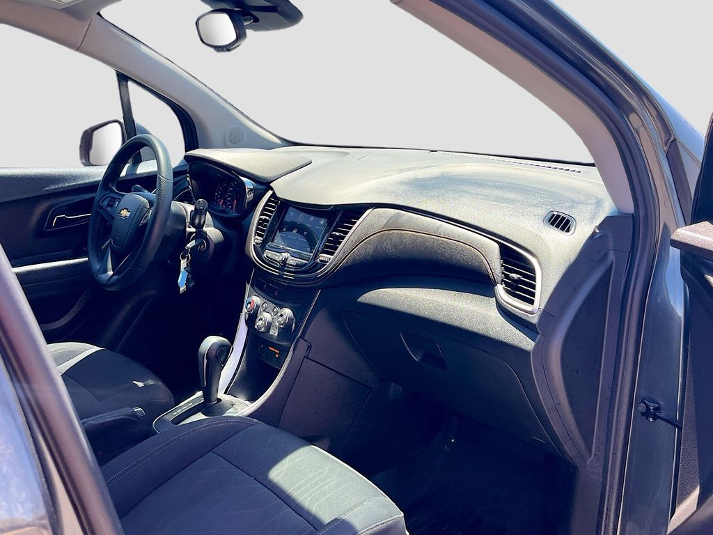 Used 2018 Gray Chevrolet LT image 26