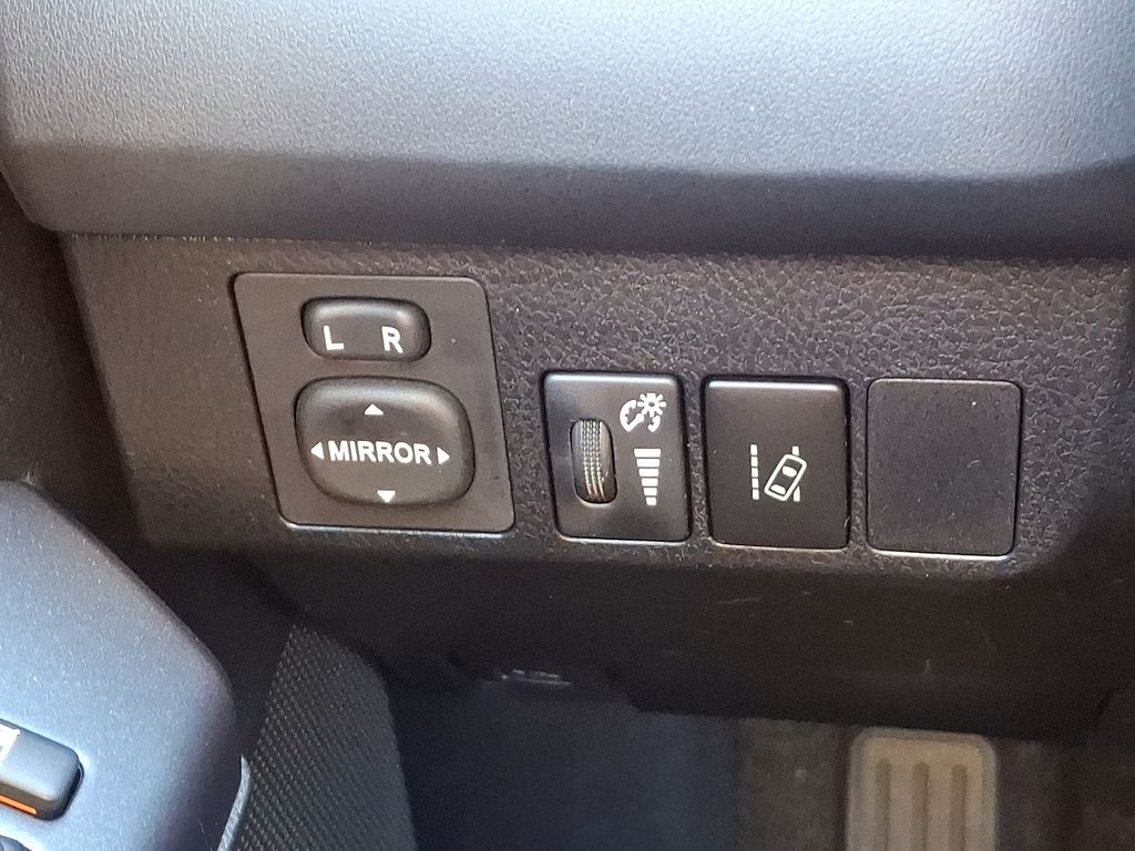 Thumbnail: 2018 Toyota RAV4 - 22