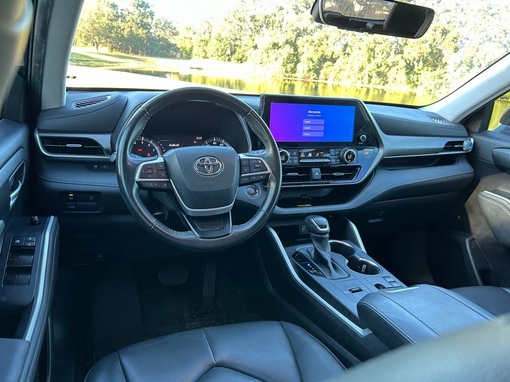 Thumbnail: 2023 Toyota Highlander - 12