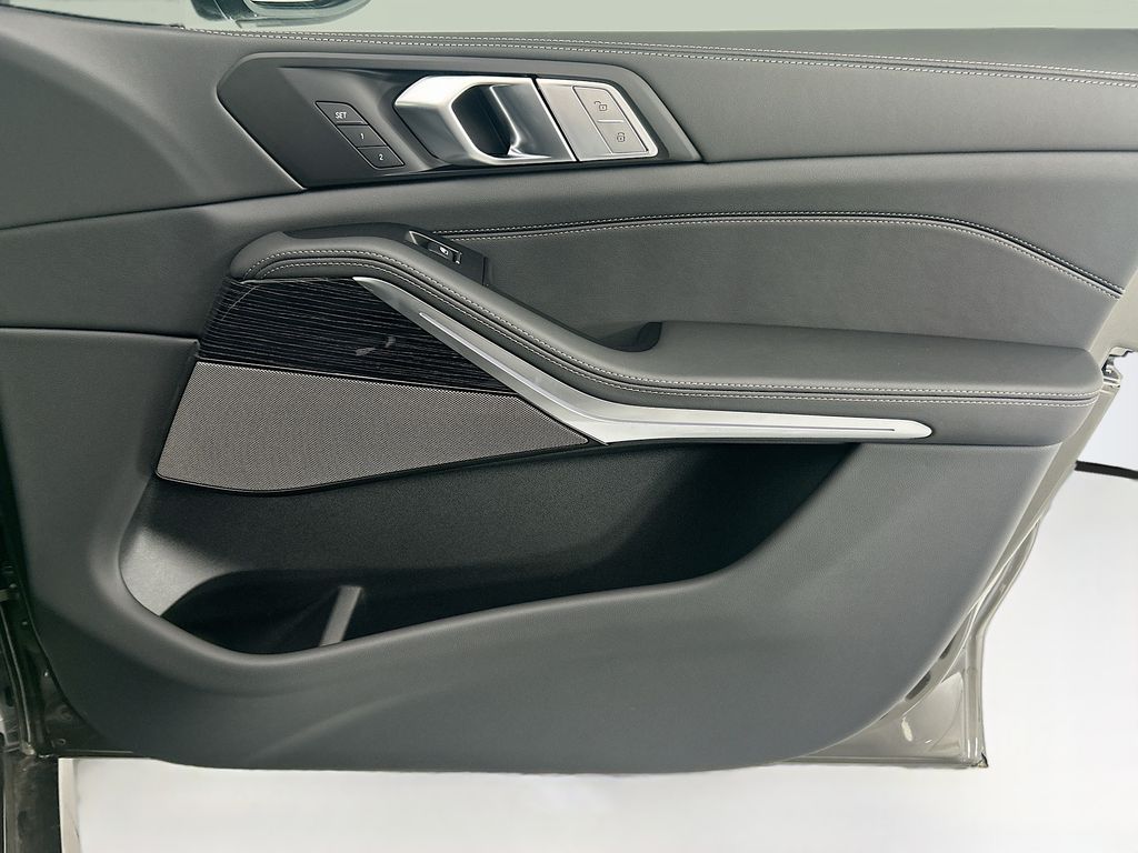 Thumbnail: 2027 BMW X7 - 24