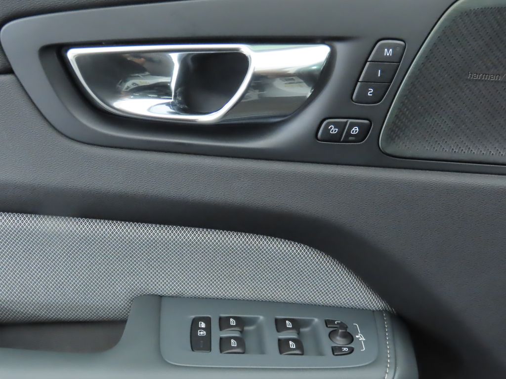 Thumbnail: 2020 Volvo XC60 - 24