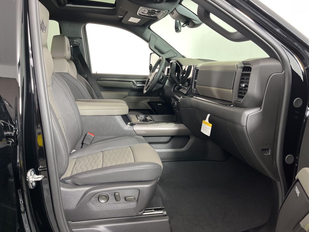 2025 Chevrolet Silverado 2500 ZR2 8