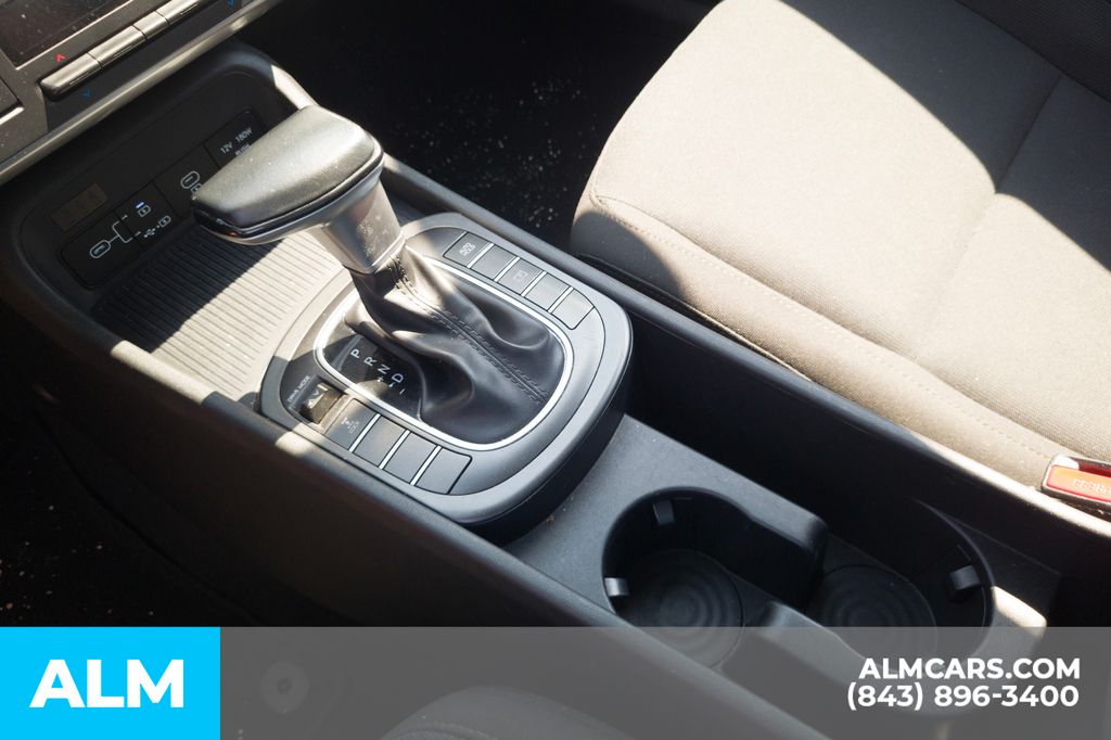 Used 2025 White Hyundai SEL image 10
