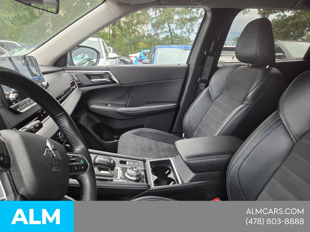 Used 2024 Silver Mitsubishi SE image 7