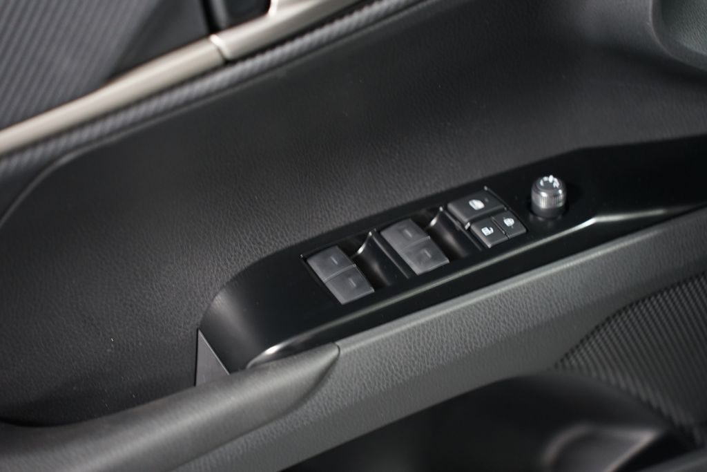 2025 Toyota Camry SE 32