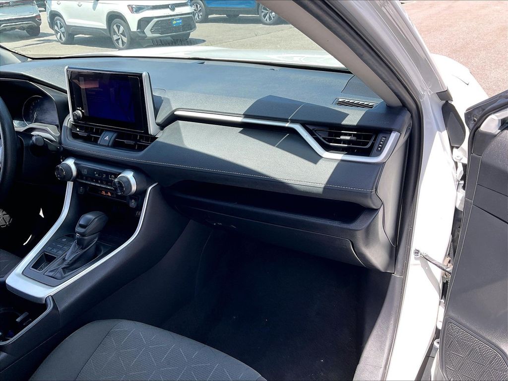 2024 Toyota RAV4 — photo 12