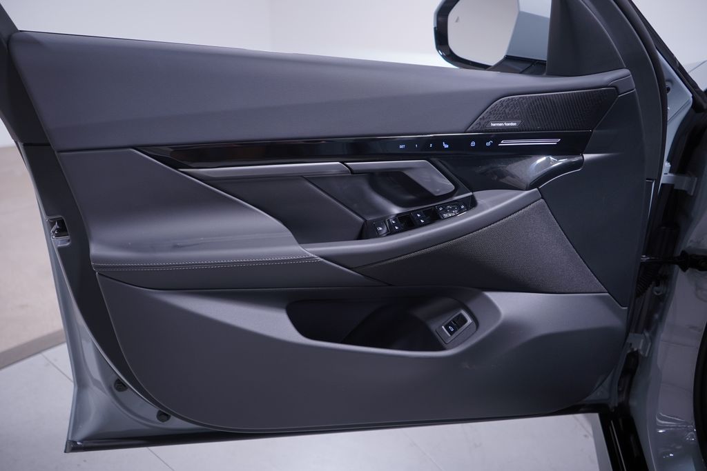 Thumbnail: 2026 BMW 5 Series - 10