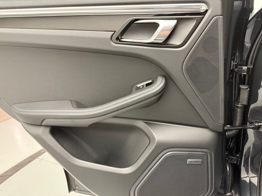 Thumbnail: 2026 Porsche Macan - 29