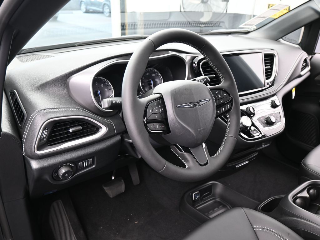 New 2026 Diamond Black Crystal Pearlcoat Chrysler Select image 10