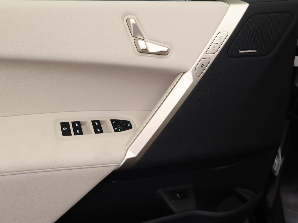 2025 BMW iX xDrive50 24