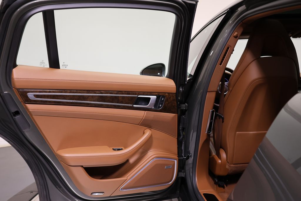 Thumbnail: 2022 Porsche Panamera - 30
