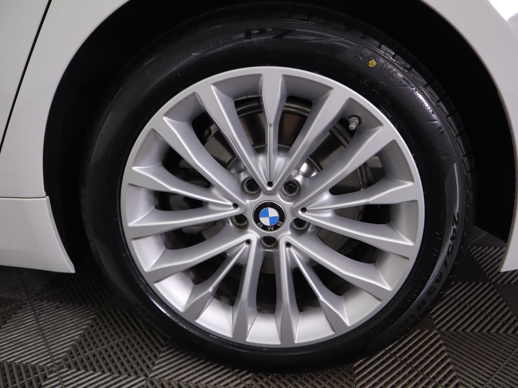 Thumbnail: 2022 BMW 5 Series - 32