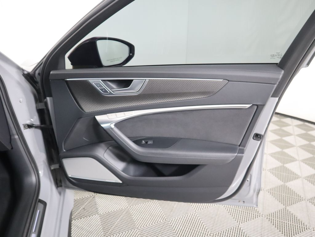 Thumbnail: 2022 Audi RS 6 - 26