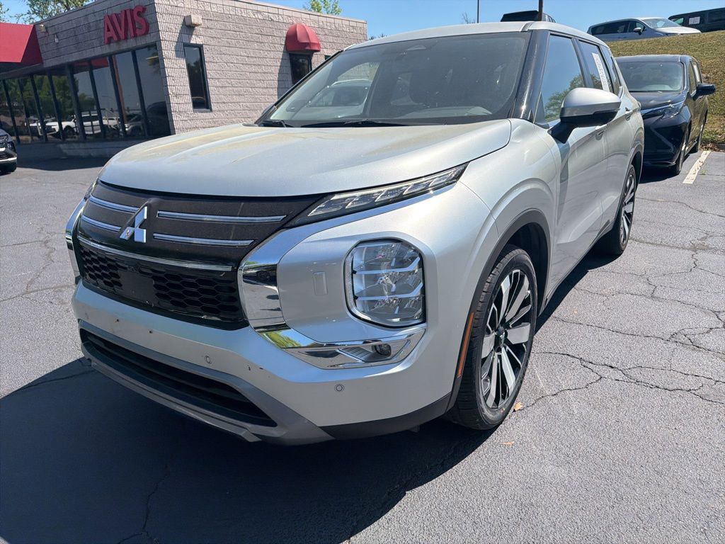 Silver 2025 Mitsubishi Outlander SE FWD SUV / Crossover Front-Wheel Drive Continuously Variable Transmission