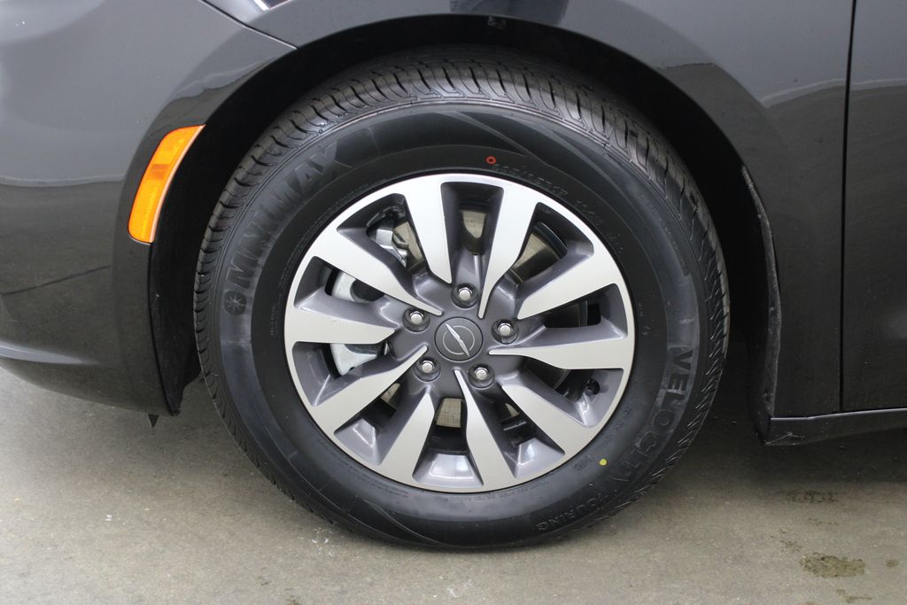 used 2023 Chrysler Pacifica Hybrid car, priced at $24,999