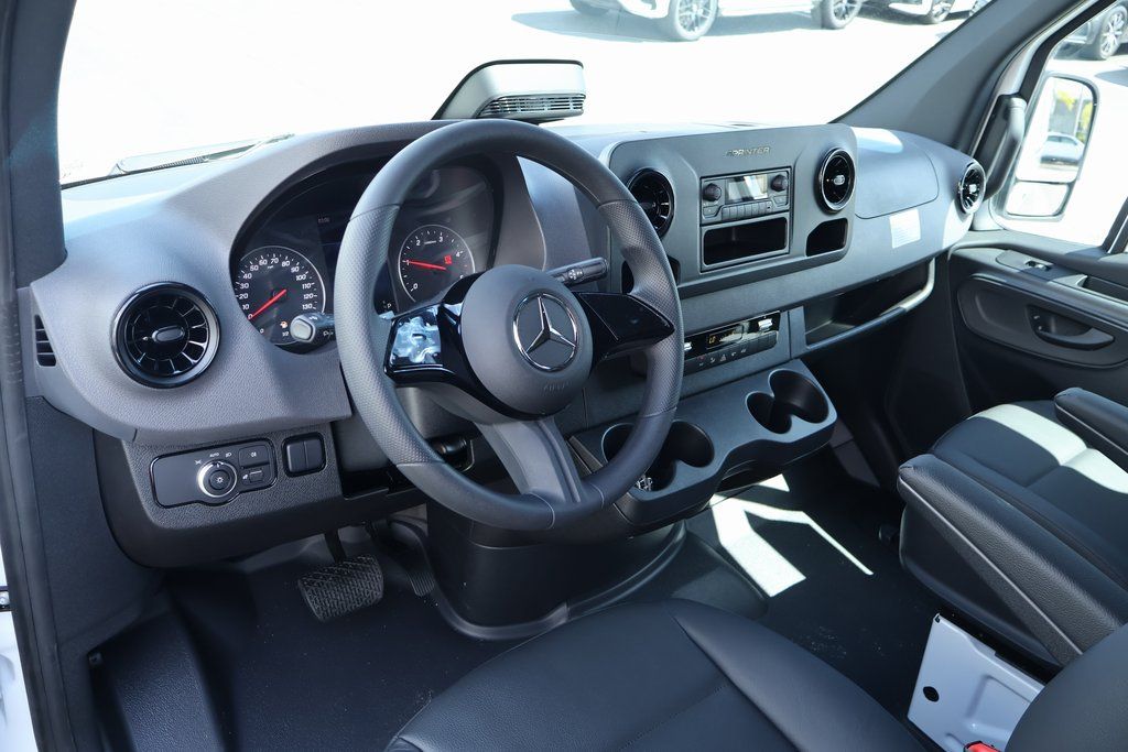 Thumbnail: 2025 Mercedes-Benz Sprinter - 3