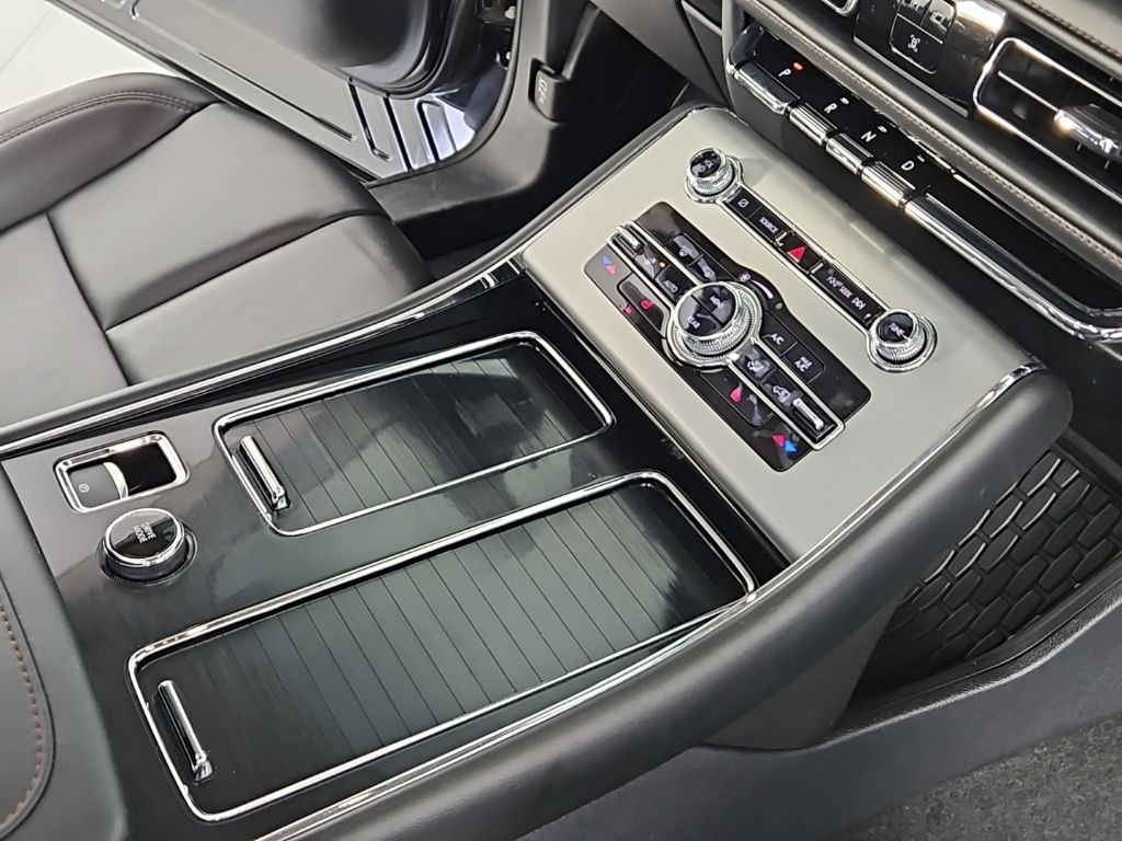 Thumbnail: 2023 Lincoln Aviator - 15