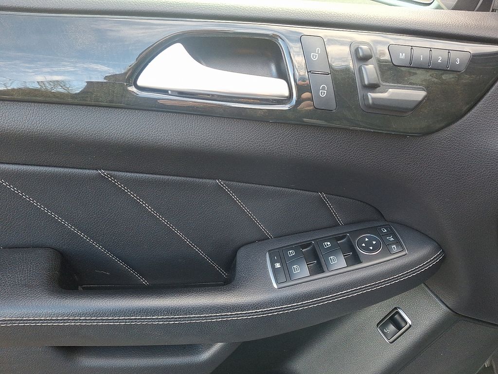 Thumbnail: 2016 Mercedes-Benz GL-Class - 12