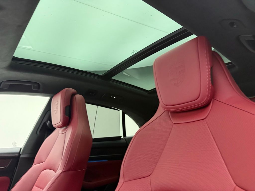 Thumbnail: 2026 Porsche Macan - 23